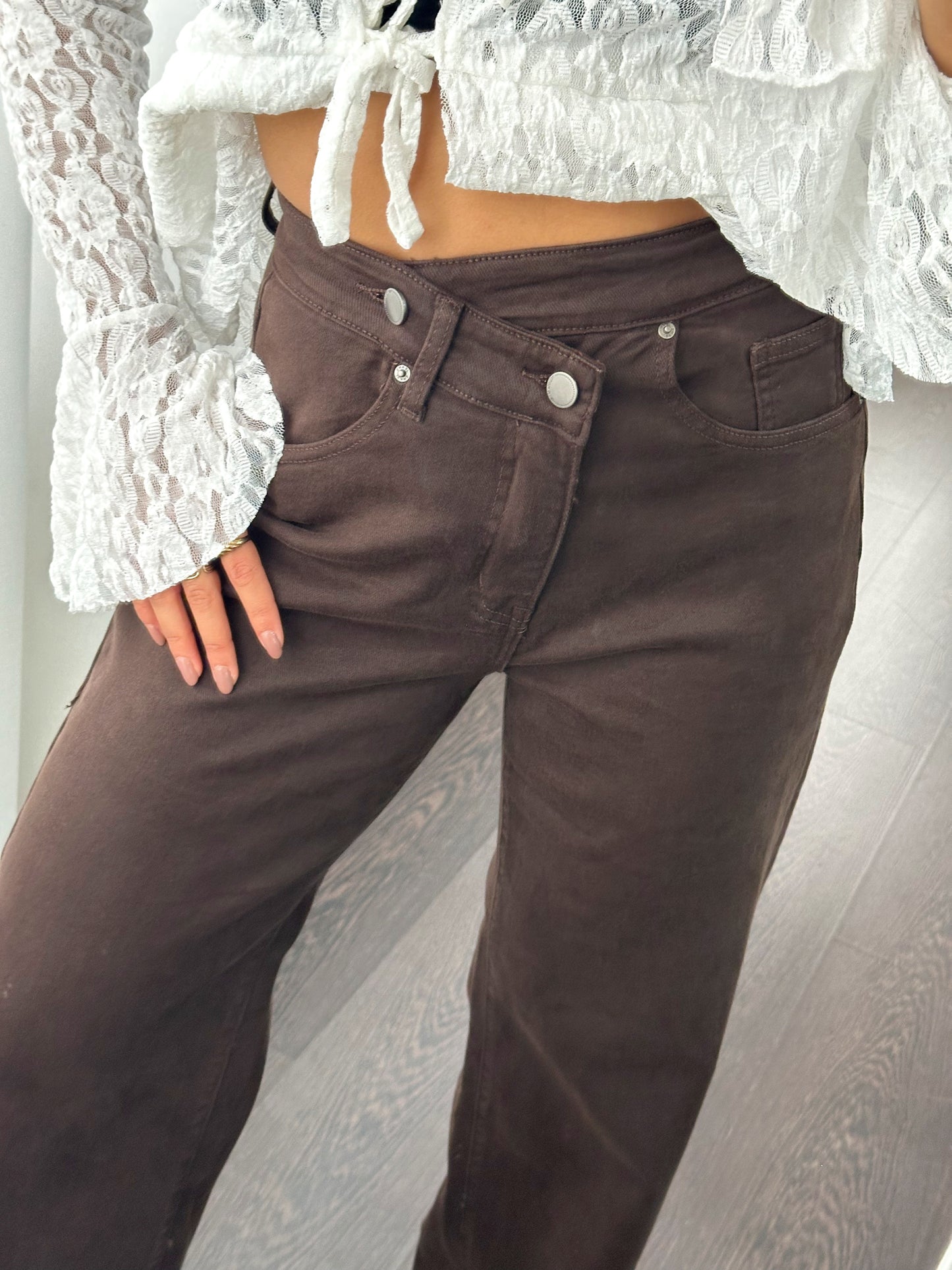 Calças com cintura assimétrica Brown