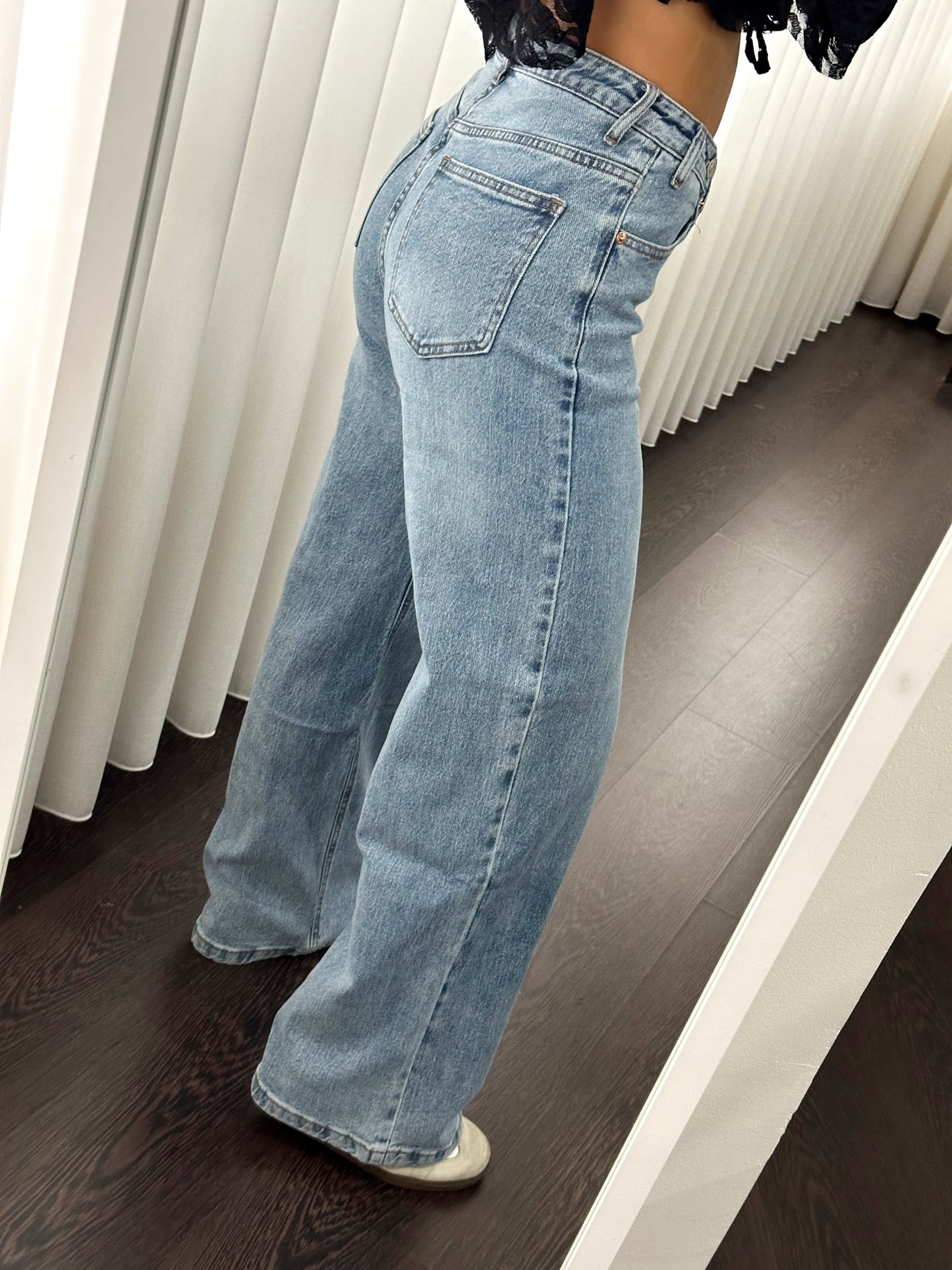 Calças com cintura assimétrica